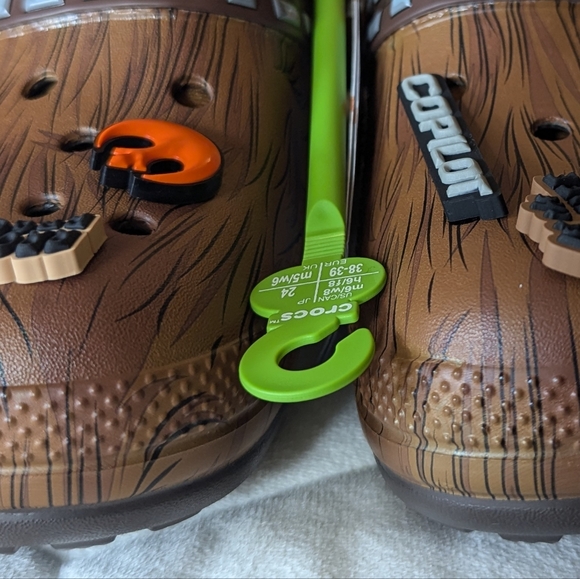 Stars x Crocs Classic Lined Clog Chewbacca - Mens 6 / Women's 8 - Picture 9 of 13